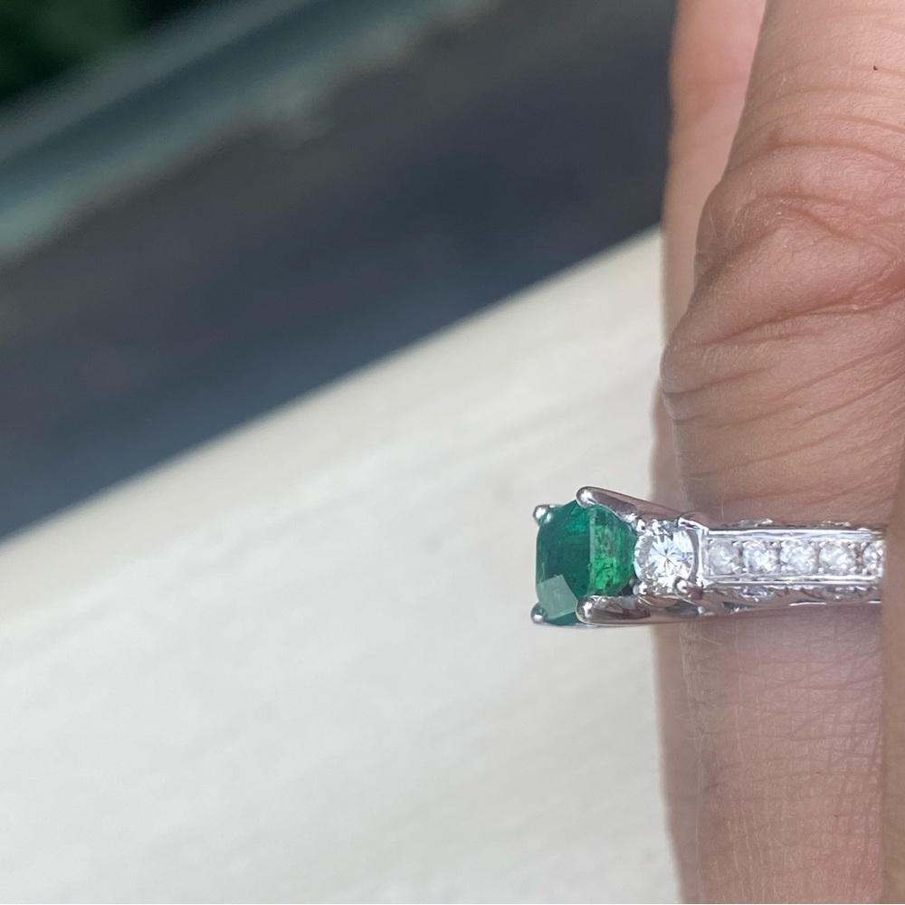 Orianne….Natural diamonds and natural emerald ring on 14ct white gold - Picture 12 of 13